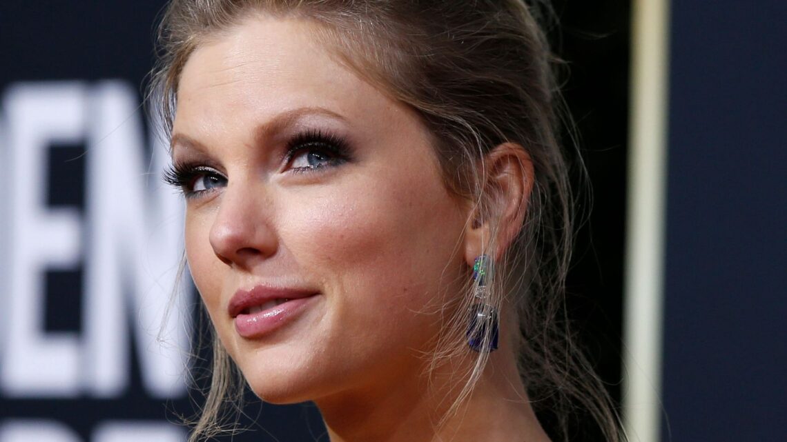 Taylor Swift Released Her 10-Minute ‘All Too Well’ And Fans Are Emotionally Wrecked Taylor Swift Released Her 10-Minute ‘All Too Well’ And Fans Are Emotionally Wrecked