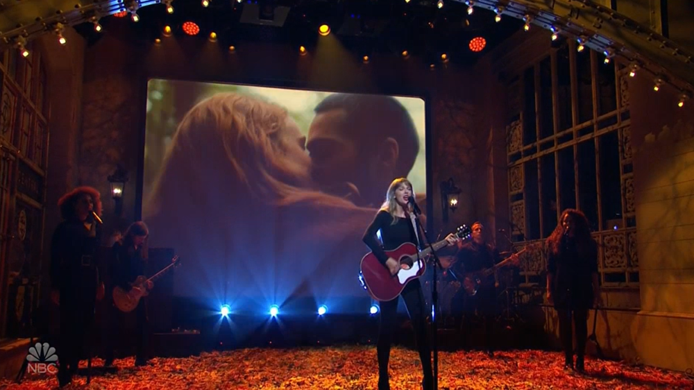 Taylor Swift Delivers Passionate Performance of ‘All Too Well’ on ‘Saturday Night Live’ Taylor Swift Delivers Passionate Performance of ‘All Too Well’ on ‘Saturday Night Live’