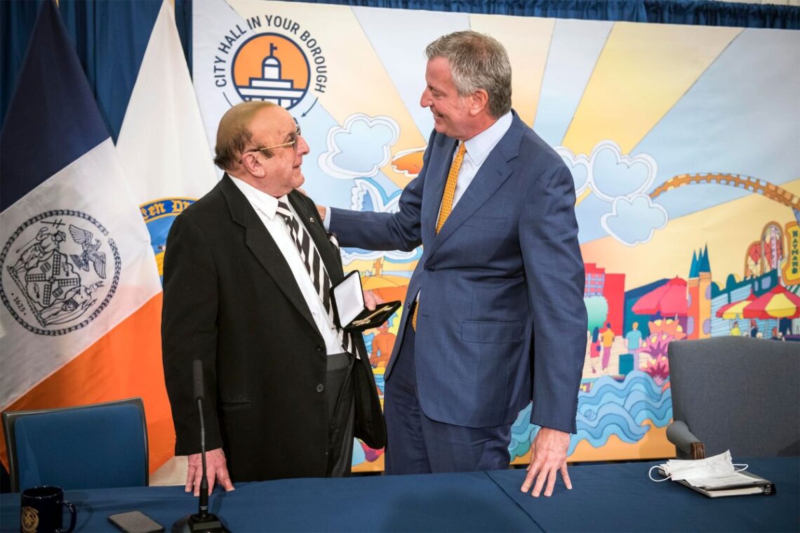 Mayor Bill de Blasio presents Clive Davis with a key to New York City