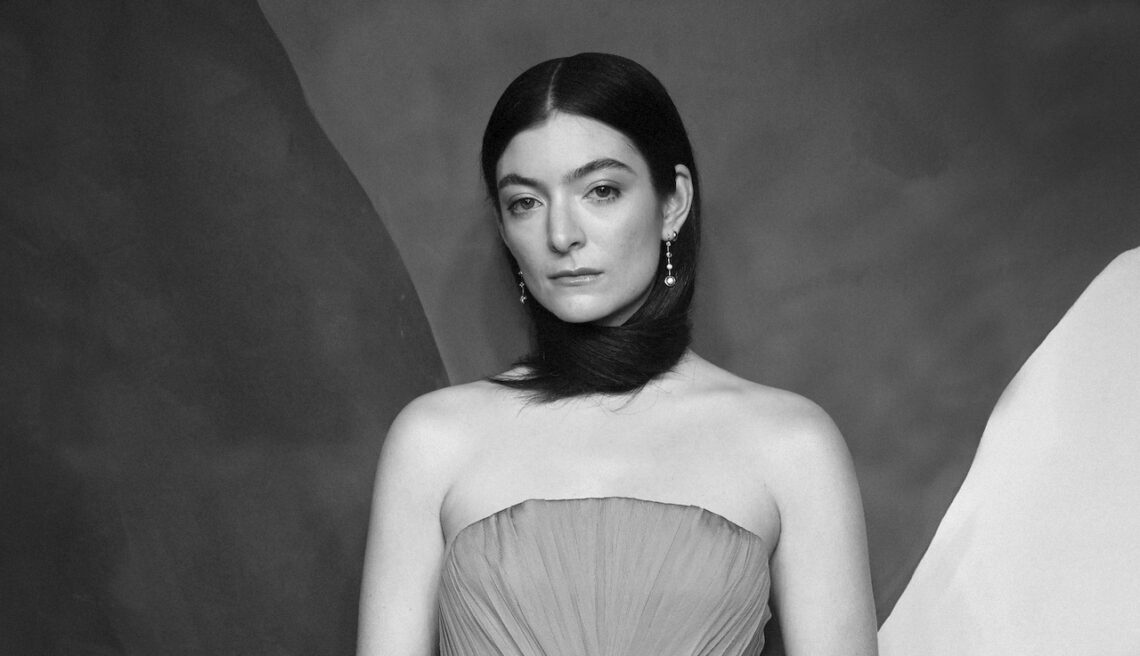 Lorde Used Her Own Hair As A Scarf On The Red Carpet