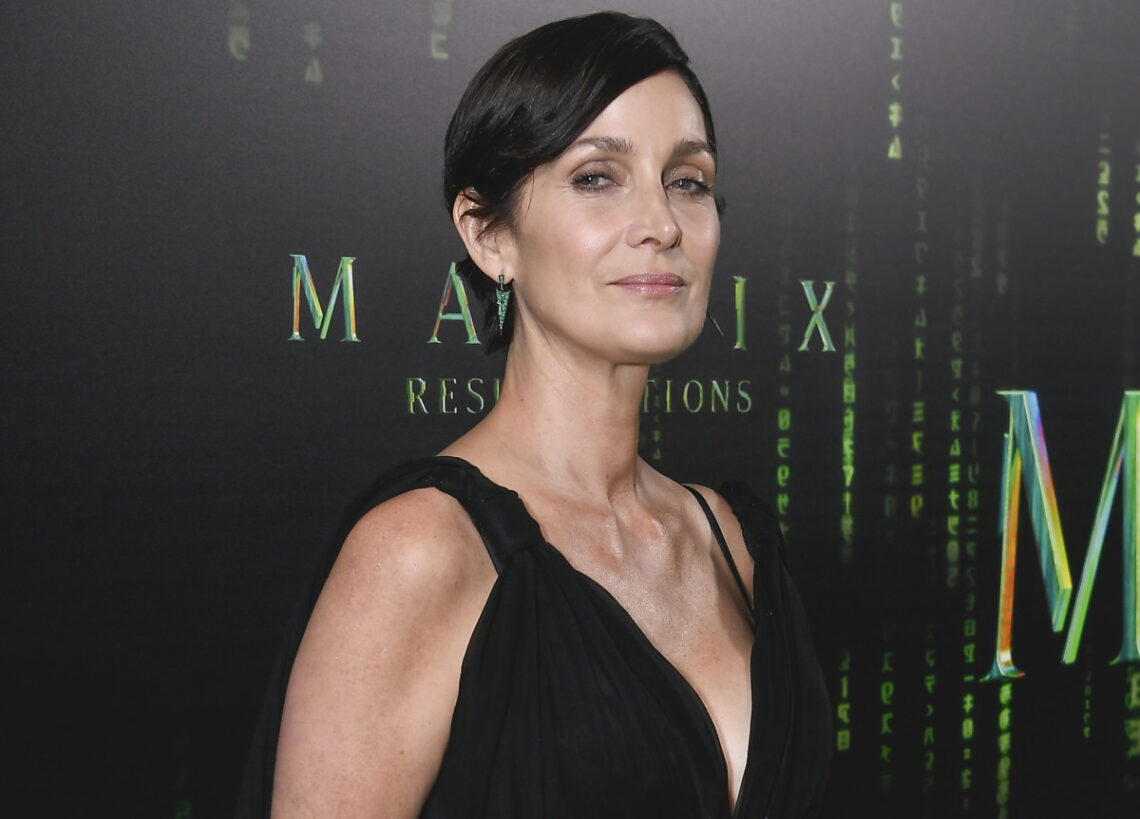 Oscar de la Renta Goes Into the Matrix for Carrie-Anne Moss’ Custom Premiere Look