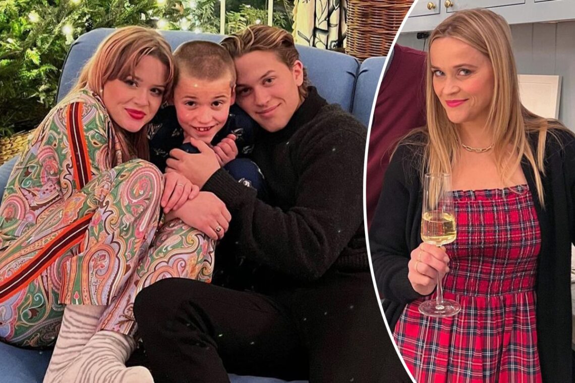 Reese Witherspoon shares photos of doppelgänger kids on Christmas Reese Witherspoon shares photos of doppelgänger kids on Christmas