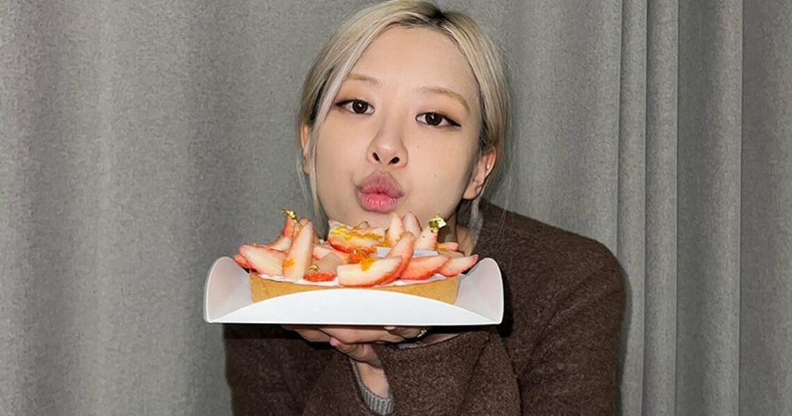 BLACKPINK’s Rosé Adds Food Vlogger To Her Résumé