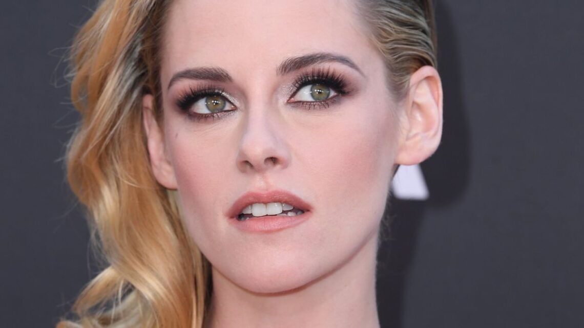 How to Recreate Kristen Stewart’s ’90s Runway-Inspired Hairstyle From the Critics Choice Awards