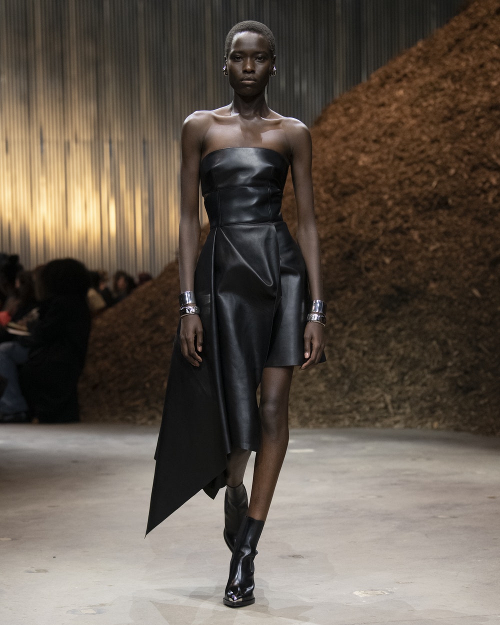 Winter 2022 Show Collection — Runway Photos Sarah Burton