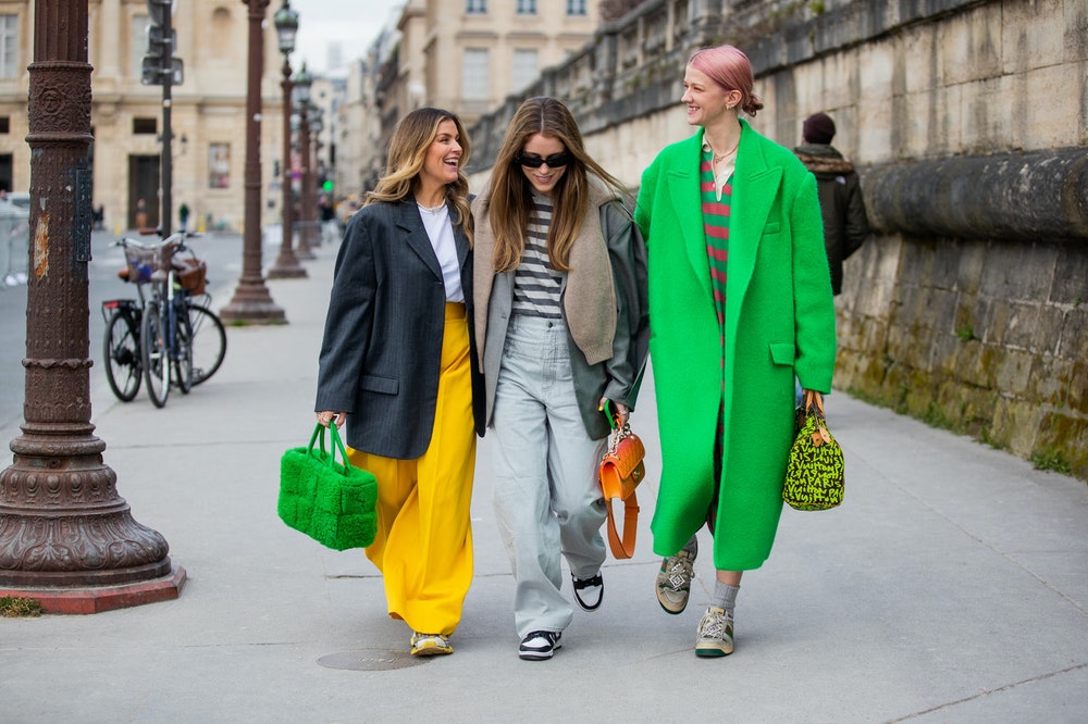 How To Make Sneakers Look Elegant This Spring — Street Style Spring 2022 Fashion Trend