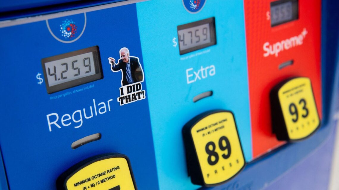 Republicans Set up Shop at Gas Stations to Draw New Voters