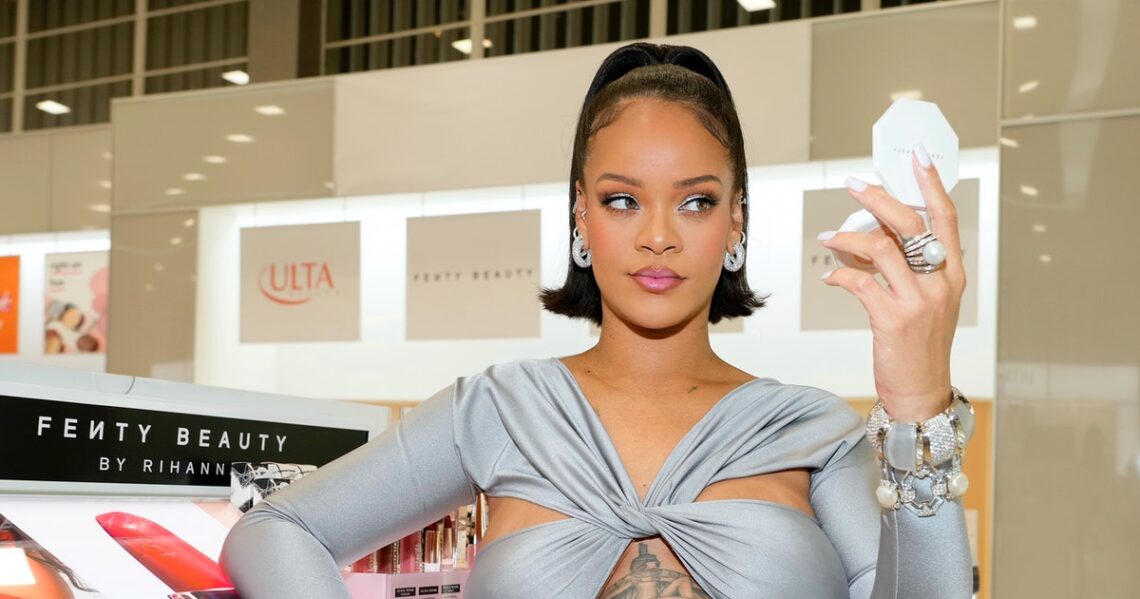Rihanna Declares Bubblegum Pink Spring’s Next Big Lip Color Trend Rihanna Declares Bubblegum Pink Spring’s Next Big Lip Color Trend