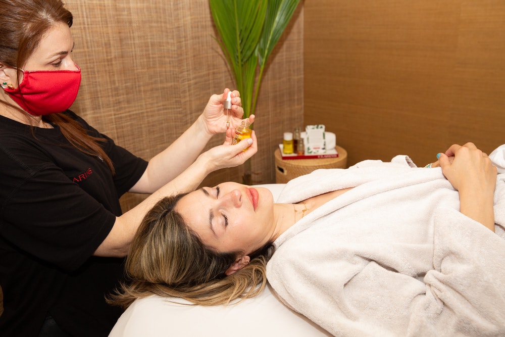 Clarins Launches Double Serum Eye with Pop-Up Facials Across the U.S. — Double Serum