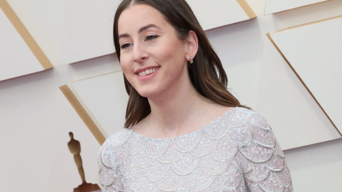 Copy Alana Haim’s ’70s-Inspired Wavy Hair From the 2022 Oscars