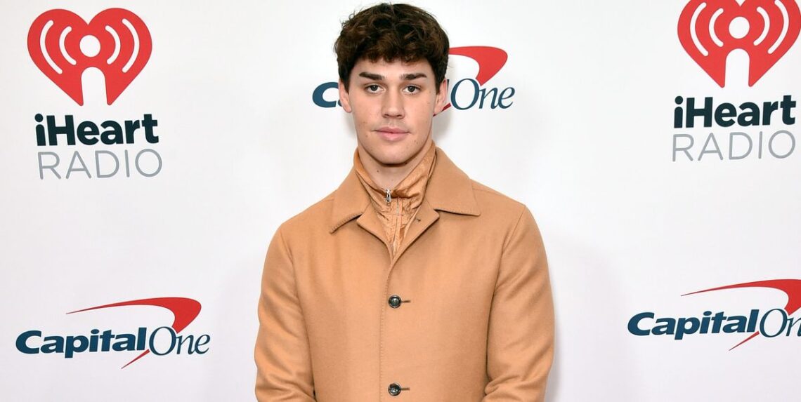 TikTok’s Noah Beck is Dating Dixie D’Amelio