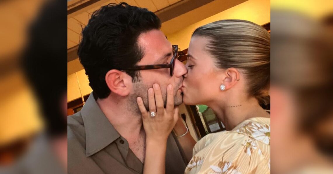 Sofia Richie’s Ring Is Glitzy, Glamorous & Worth A Lot Of Money, According To An Expert