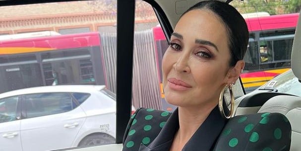 La blazer de lunares con hombreras que favorece a los 20 y a los 50