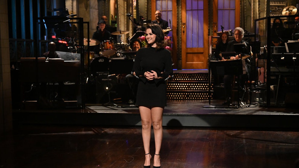 Selena Gomez Jokes About Finding Love in Her Host Debut on Saturday Night Live