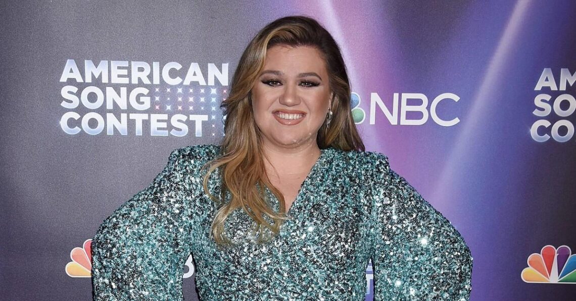Home On The Range! Kelly Clarkson Finds A Black Hole At Her Montana Ranch After Exiting ‘The Voice’