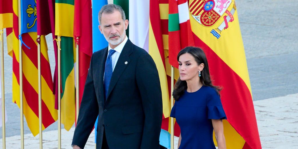 La reina Letizia estrena Carolina Herrera azul
