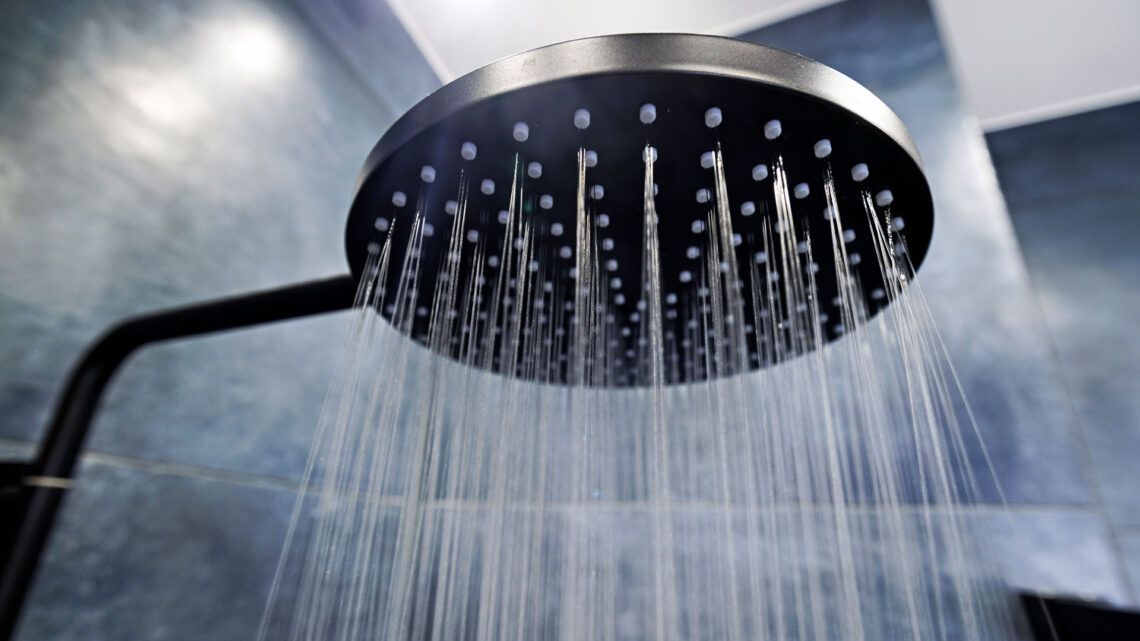 I’m a cleaning pro – never scrub your shower head again with my easy hack, just set it up & walk away