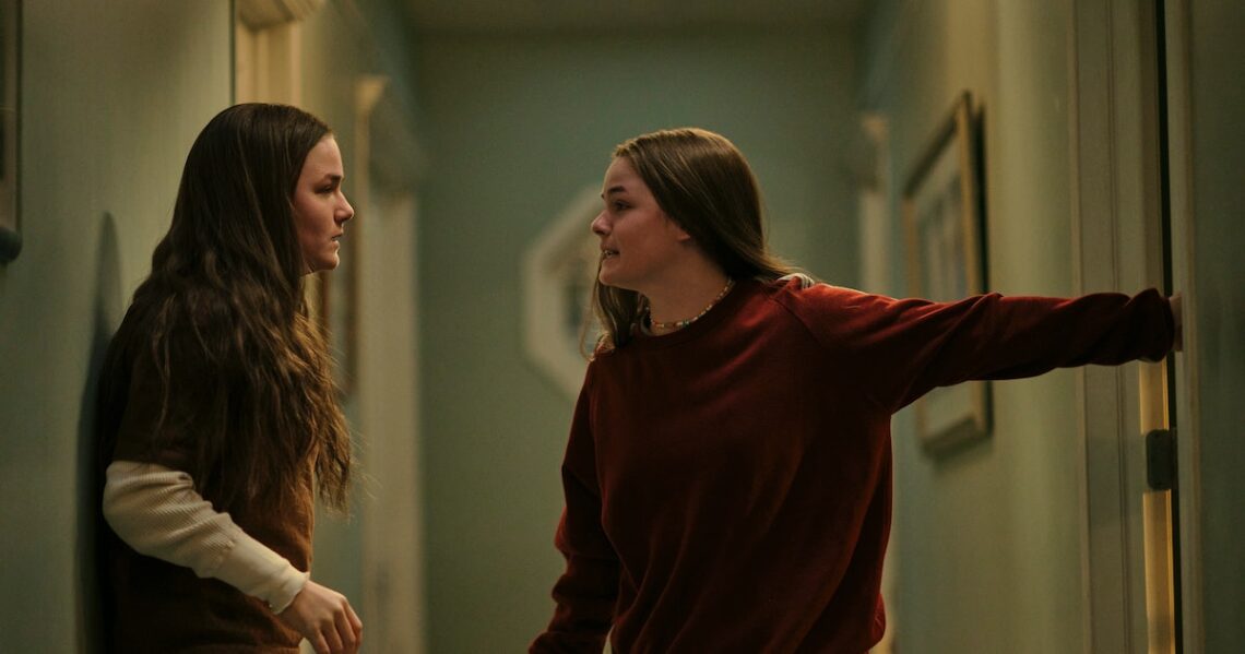 TikTok Twins Railey & Seazynn Gilliland Star In Tegan & Sara Show Trailer