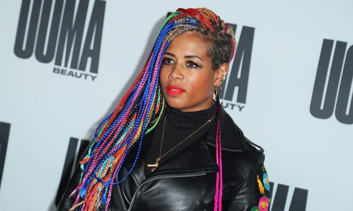 Kelis Awkwardly Laughs As Two Asian Women Fondle Her Twists