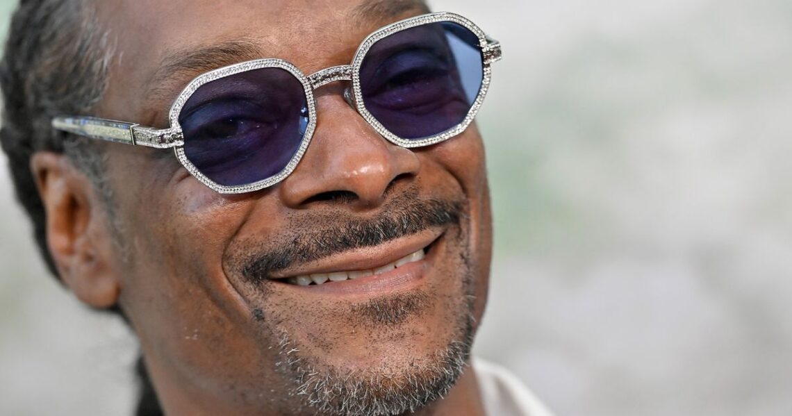 Snoop Dogg’s Blunt Roller Reveals The Epic Amount Of Joints He Smokes Per Day