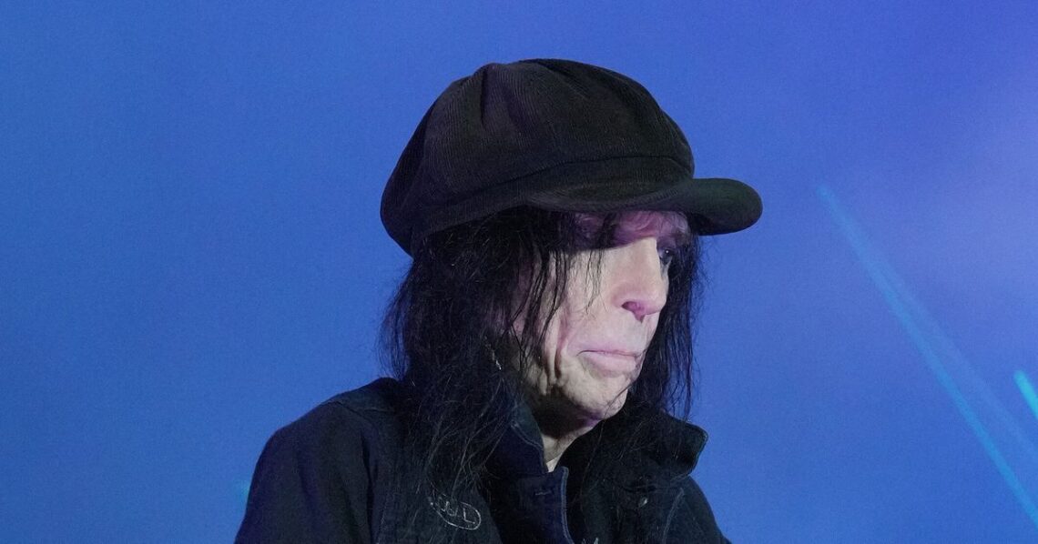 Mötley Crüe Guitarist Mick Mars Retires From Touring With Band