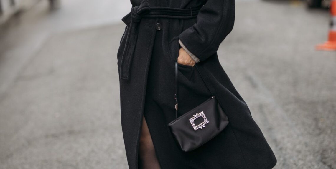 Moda Inverno 2023: quattro abbinamenti del cappotto nero