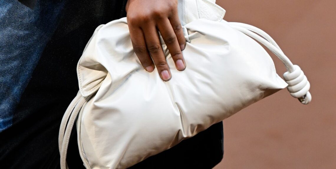 Le borse pochette per impreziosire tutti i look dell’Inverno 2023