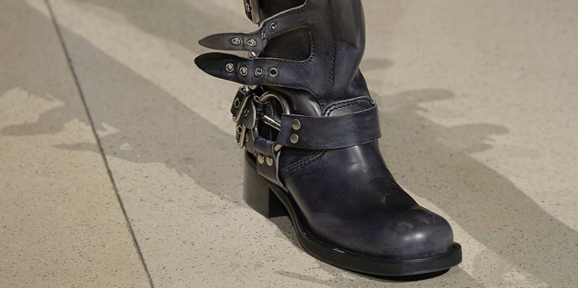 Gli stivali biker di Miu Miu, un must-have amato dalle celebrities, immancabile per l’Inverno 2023
