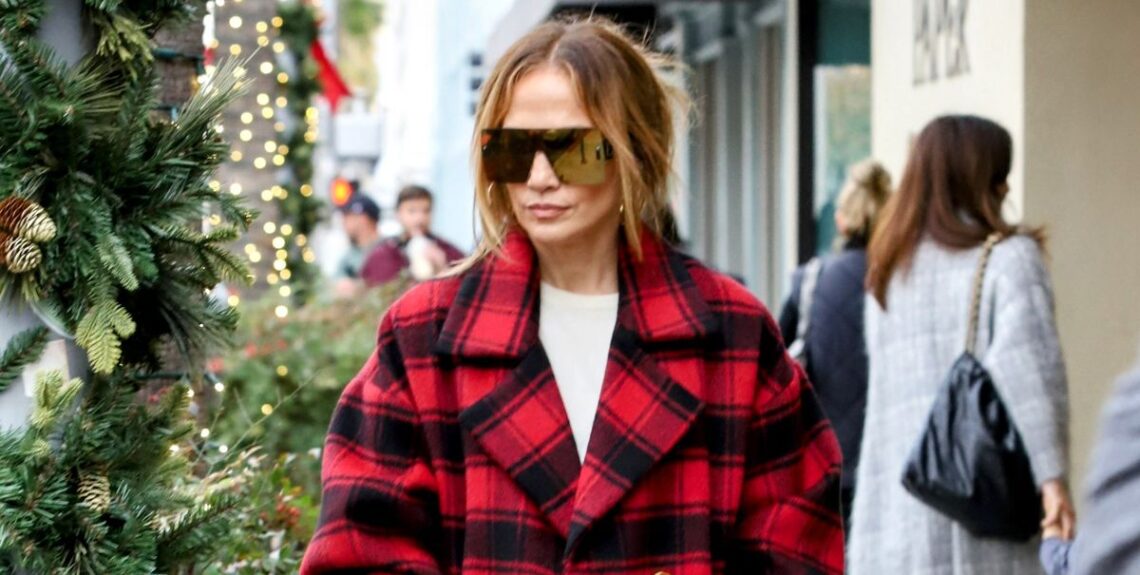 Jennifer Lopez Goes Holiday Shopping in the Perfect Oversized Plaid Coat