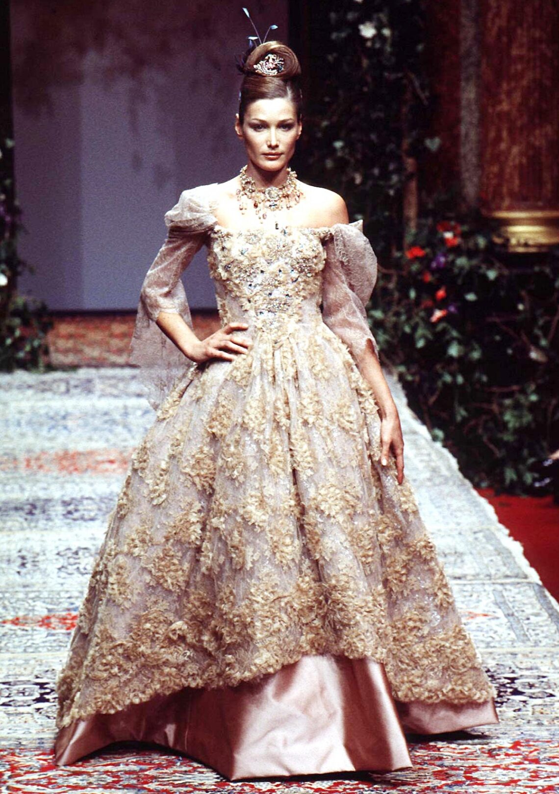 Carla Bruni’s Best Runway Moments — Carla Bruni Young 90s