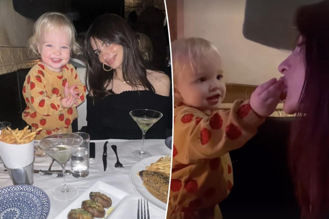 Emily Ratajkowski had a very cute Christmas date Emily Ratajkowski had a very cute Christmas date